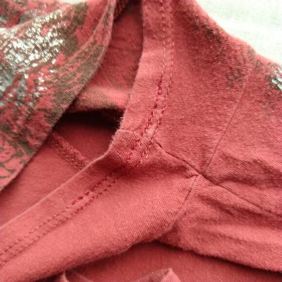 Calvin Klein Jeans Red V-neck T-shirt Large silver & black feather pattern tee - Picture 12 of 12